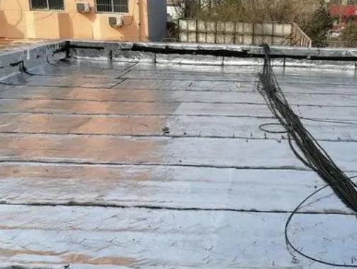 永昌卫生间漏水维修公司分享下永昌屋面楼顶防水刚性防水层施工要点。
